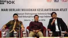 Executive Director YOI, Bambang Asmarabudi (kanan) memberikan keterangan seputar pelaksanaan Bandung Great Run 10K di Jakarta, Kamis (28/1/2016). Acara tersebut untuk membantu mewujudkan kesejahteraan atlet/mantan atlet. (Liputan6.com/Helmi Fithriansyah)