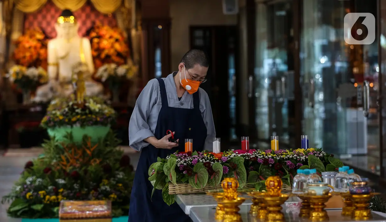 Seorang pria berdoa disela persiapan menyambut perayaan Waisak di Wihara Ekayana Arama, Jakarta Barat, Selasa (25/5/2021). Wihara ini melakukan persiapan untuk menyambut rangkaian Hari Raya Waisak 2565 BE pada 26 Mei 2021 yang akan berlangsung secara virtual esok hari. (Liputan6.com/Johan Tallo)
