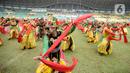 <p>Sejumlah peserta menari pada acara Pesona Nusantara Bekasi Keren di Stadion Patriot Candrabhaga, Bekasi, Jawa Barat, Sabtu (10/9/2022). Kegiatan yang diikuti 10 ribu peserta itu menampilkan tarian, olahraga, dan musik daerah untuk melestarikan budaya Indonesia. (merdeka.com/Imam Buhori)</p>
