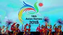 Penari beraksi di depan logo Asian Games ke-18 yang diluncurkan pada perayaan Hari Olahraga Nasional ke-32 di Senayan Jakarta, Rabu (9/9/2015). Haornas ke-32 bertema Gelorakan Budaya Olahraga untuk Indonesia Hebat. (Liputan6.com/Helmi Fithriansyah) 