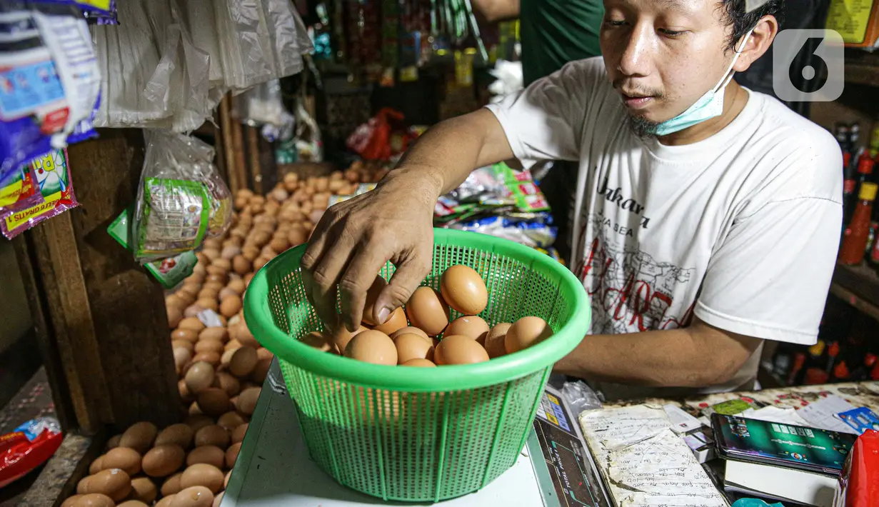 Pedagang menimbang telur di Pasar Tebet Timur, Jakarta, Jumat (11/6/2021). Sebelumnya, pemerintah berencana menjadikan bahan pokok sebagai objek pajak. (Liputan6.com/Faizal Fanani)