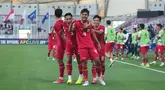 Pemain belakang timnas Indonesia U-23, Komang Teguh Trisnanda (tengah) merayakan golnya ke gawang Australia U-23 pada penyisihan Grup A Piala Asia U-23 di Stadion Abdullah Bin Khalifah, Qatar, Kamis (18/4/2024). (Dok: PSSI)