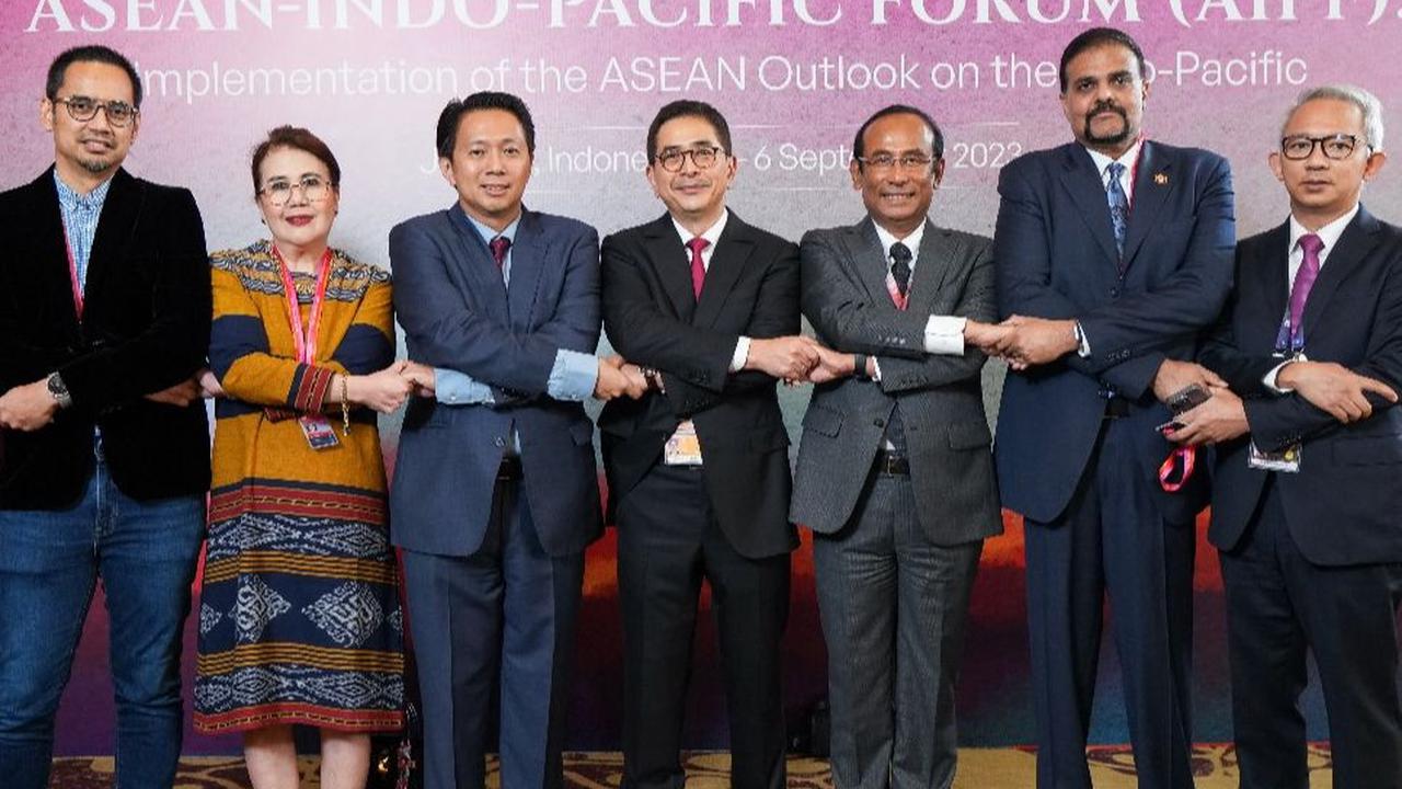 Semua upaya ini, kata Arsjad, harus menempatkan UMKM sebagai pusat perbincangan, sebagai tulang punggung perekonomian ASEAN.
