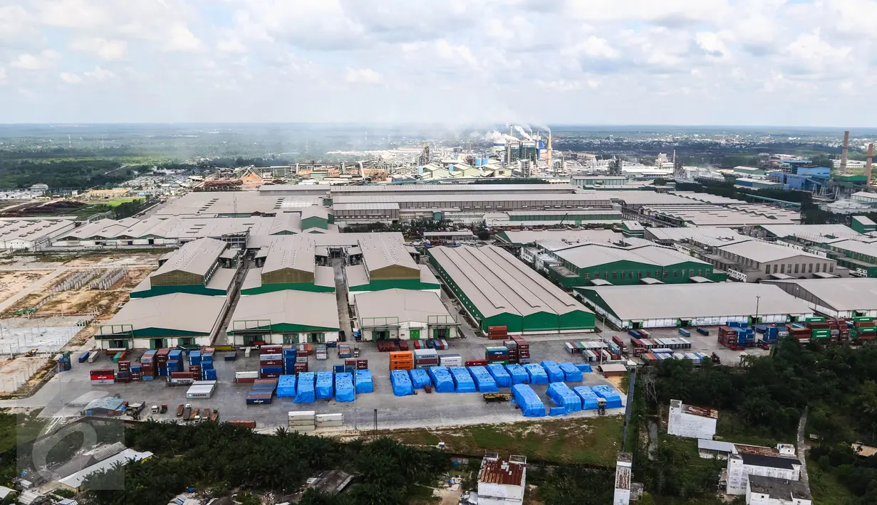 Tampak dari udara suasana pabrik PT. Indah Kiat Pulp and Paper (IKPP) Perawang, Kabupaten Siak, Riau, Senin (18/7). Sejak 2013, IKPP Perawang telah menggunakan 100 persen bahan baku dari hutan tanaman industri (HTI). (Liputan6.com/Fery Pradolo)