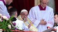 Paus Fransiskus hadir memberkati umat Katolik dari balkon utama basilika Santo Petrus sebelum menyampaikan pesan Urbi et Orbi sebagai bagian dari perayaan Paskah, di alun-alun Santo Petrus, Vatikan, 20 April 2025. (Tiziana FABI/AFP)