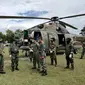 Personel TNI bersiap membawa jenazah anggota MIT ke Palu usai dievakuasi dari pegunungan Kabupaten Parigi Moutong, Rabu (14/7/2021). (Foto: Dokumentasi tim Koopsgabsus TNI)