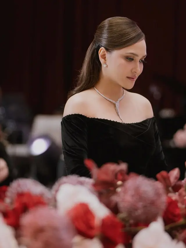 Gaya Glamor Shandy Aulia Rayakan Ulang Tahun Sang Ibu, Pakai Gaun Hitam Velvet dan Bertabur Aksesori Berlian