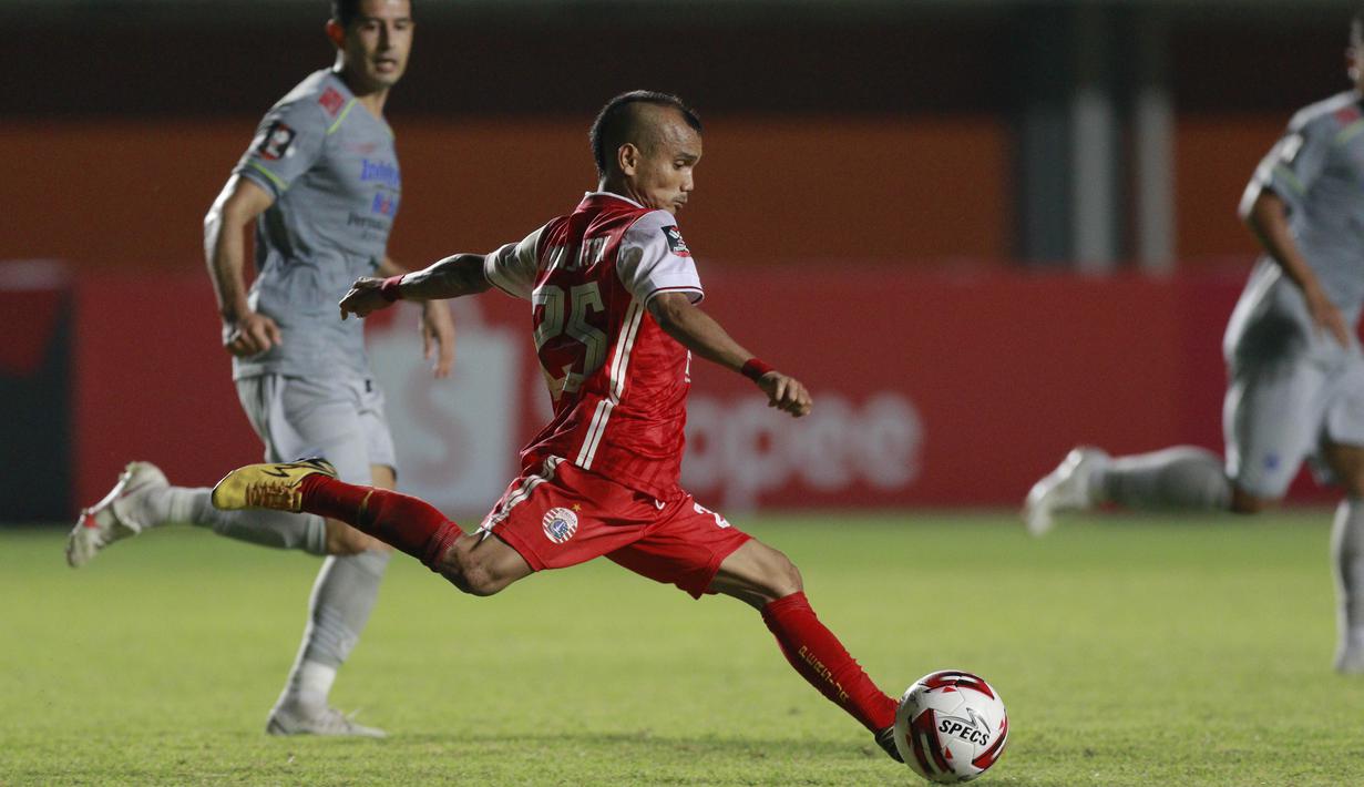 Gelandang Persija Jakarta, Riko Simanjuntak, menendang bola saat melawan Persib Bandung pada laga final Piala Menpora 2021 di Stadion Maguwoharjo, Sleman, Kamis (22/4/2021). Persija menang dengan skor 2-0. (Bola.com/M Iqbal Ichsan)