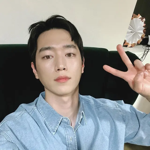 Potret Seo Kang Joon dengan Warna Mata Cokelat Terang