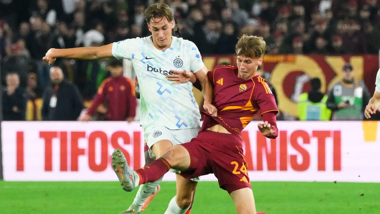 Pemain Inter Milan, Francesco Pio Esposito, berebut bola dengan pemain AS Roma, Jan Ziolkowski