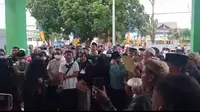 Puluhan massa Aliansi Umat Islam Garut, Jawa Barat menggelar aksi damai atas pernyataan kontroversi Menteri Yaqut beberapa waktu, di halaman Kantor Kementerian Agama (Kemenag) Garut, siang tadi. (Liputan6.com/Jayadi Supriadin)