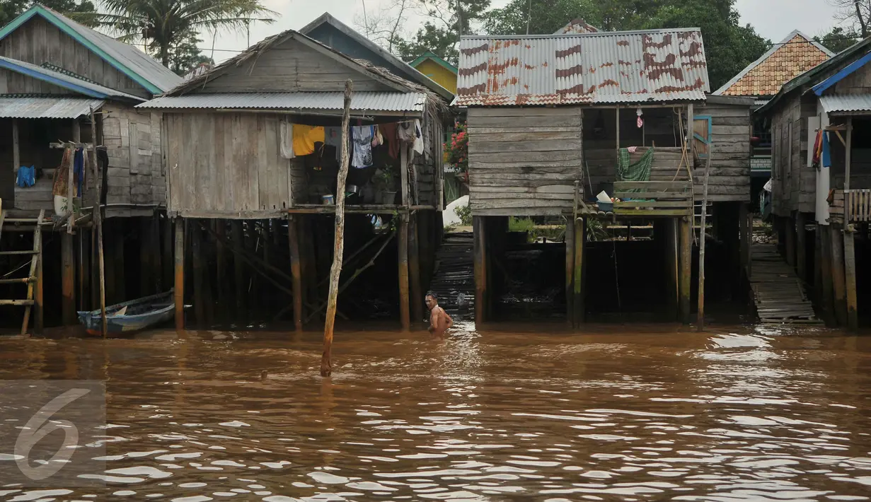 Warga saat mandi di bantaran Sungai Musi, Sumsel, (26/3). Pembenahan akan diprioritaskan di enam kecamatan di bantaran Sungai Musi, Kertapati, Plaju, Ilir Barat (IB) II, Ilir Timur (IT) I, Gandus, Seberang Ulu (SU) I dan II. (Liputan6.com/Gempur M Surya)