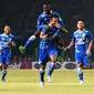 Bek Persib Ahmad Jufriyanto (depan) selebrasi setelah mencetak gol ke gawang Sriwijaya FC di Stadion Utama Gelora Bung Karno, Jakarta, Minggu (18/10/2015). Persib unggul 2-0 dibabak pertama atas Sriwijaya FC. (Liputan6.com/Yoppy Renato)