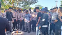 Massa Demo Berhari-hari di Mapolres Rote Ndao, Protes Penahanan Aktivis Lingkungan