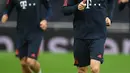 Penyerang Bayern Munchen, Robert Lewandowski melakukan pemanasan saat sesi latihan tim di Tottenham Hotspur Stadium, London (30/9/2019). Munchen akan bertanding melawan tuan rumah Tottenham Hotspur pada grup B Liga Champions. (AFP Photo/Daniel Leal-Olivas)