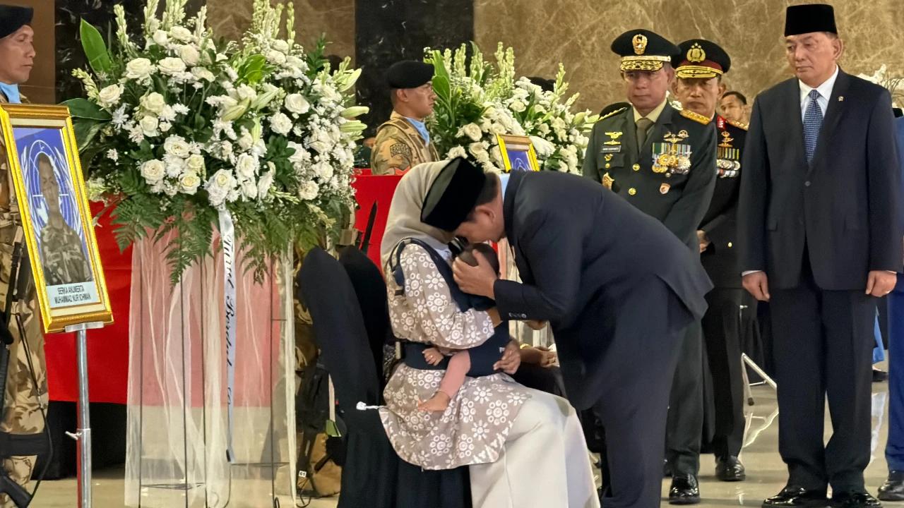 Momen Mengharukan, Peluk Cium Presiden Prabowo buat Anak Balita Prajurit TNI Gugur di Lebanon