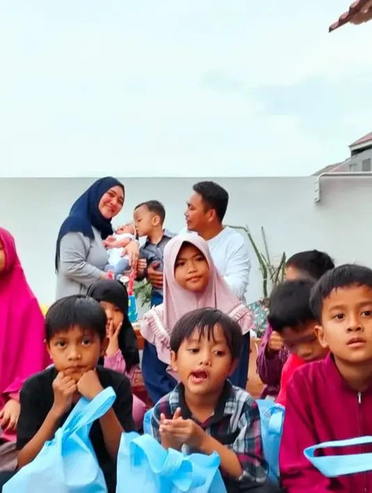 Seperti belum lama ini, Sulis juga menggelar ulang tahun anak pertamanya yang ke-4.Merayakan ulang tahun sederhana dengan mengundang teman-teman sekitar tempat tinggalnya. [Instagram/suliszehra]