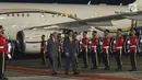 Presiden Joko Widodo menyambut PM Malaysia Mahathir Mohamad di Bandara Halim Perdanakusuma, Jakarta, Kamis (28/6). Dalam kunjungannya ke Jakarta,  Mahathir ditemani sang istri, Siti Hasmah Mohd Ali. (Liputan6.com/Angga Yuniar)