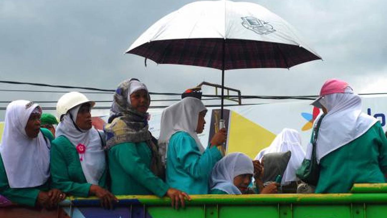 Dipasang kawat berduri, ratusan massa marah dengan polisi
