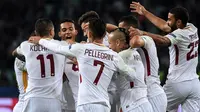 Pemain AS Roma merayakan gol yang dicetak oleh rekannya, Konstantinos Manolas dalam laga lanjutan Serie A pekan ke-7 melawan AC Milan di San Siro, Minggu (1/10). Bermain di kandang sendiri, AC Milan menyerah 0-2 dari AS Roma. (Vano SHLAMOV/AFP)