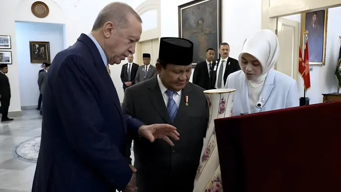 Momen Presiden Prabowo Subianto bersama dengan Presiden Turki Recep Tayyip Erdogan bertukar cinderamata di Istana Bogor, Jawa Barat, Rabu (12/2/2025). (Liputan6.com/Nanda Perdana Putra)