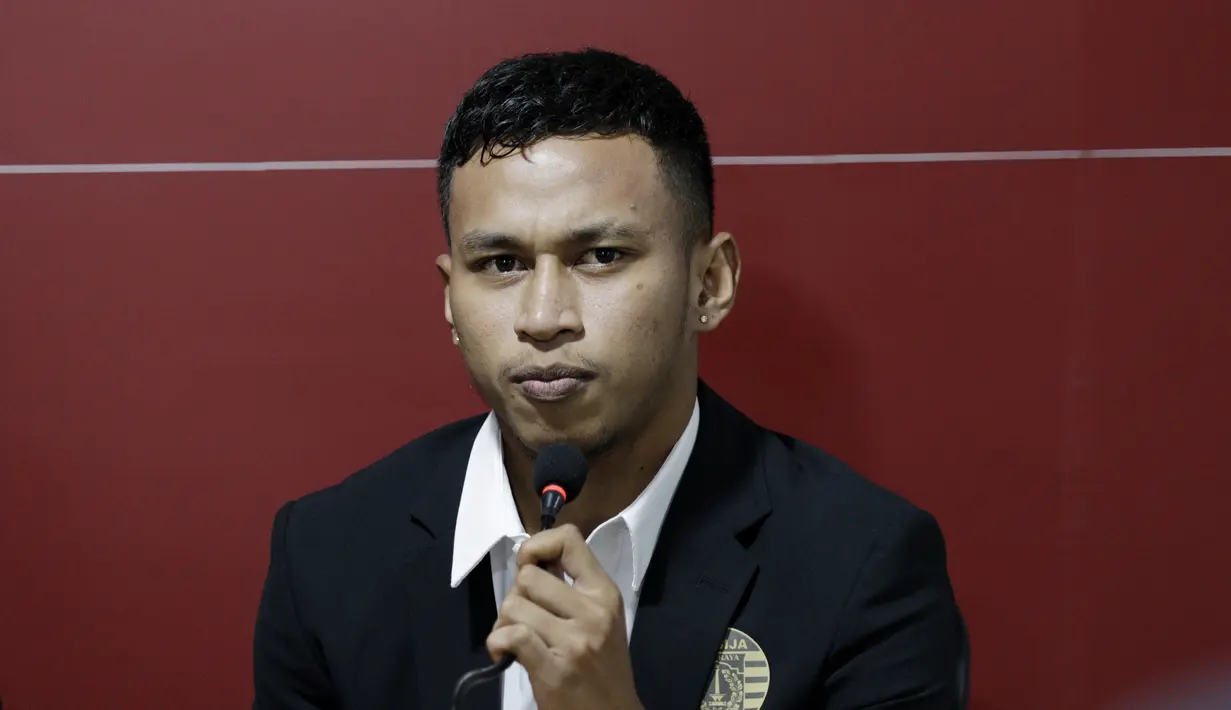 Pemain baru Persija Jakarta, Osvaldo Haay, memberikan keterangan saat diperkenalkan di Kantor Persija, Kuningan, Jakarta, Senin, (10/2/2020). Pemain andalan Timnas Indonesia U-23 itu resmi memperkuat Macan Kemayoran musim depan. (Bola.com/M Iqbal Ichsan)