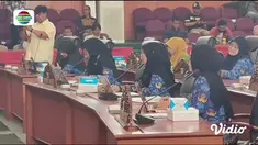 Perbarui informasi Anda bersama Fokus edisi (18/11) dengan berita-berita sebagai berikut, Ratusan Warga Keracunan Nasi Kotak, Air Sumur Meluap, Perebutan Klasemen Peringkat 3 Terbaik.
