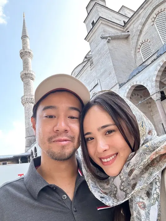 Beda dari penampilan saat liburan lainnya, saat di Turki, Pamela Bowie terlihat mengenakan pashmina untuk menutupi rambutnya