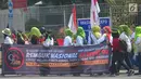 Masyarakat berjalan kaki saat akan menghadiri Rembuk Nasional Aktivis 98 di Gedung JIExpo, Kemayoran, Jakarta, Sabtu (7/7). acara ini juga menyuarakan semangat melawan intoleransi, radikalisme, dan terorisme. (Merdeka.com/Imam Buhori)