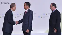 Presiden RI Joko Widodo (Jokowi) berjabat tangan dengan Sekjen PBB Ban Ki-moon disaksikan Presiden Prancis, Francois Hollande saat menghadiri pembukaan KTT Perubahan Ikilm PBB di Paris, Senin (30/11). (Rusman_Setpres)