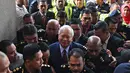 Mantan Perdana Menteri Malaysia, Najib Razak dengan pengawalan ketat tiba di Pengadilan Kuala Lumpur untuk didakwa pertama kalinya, Rabu (4/7). Jaksa Agung Tommy Thomas akan memimpin tim jaksa dalam kasus skandal mega korupsi 1MDB. (AFP/MOHD RASFAN)