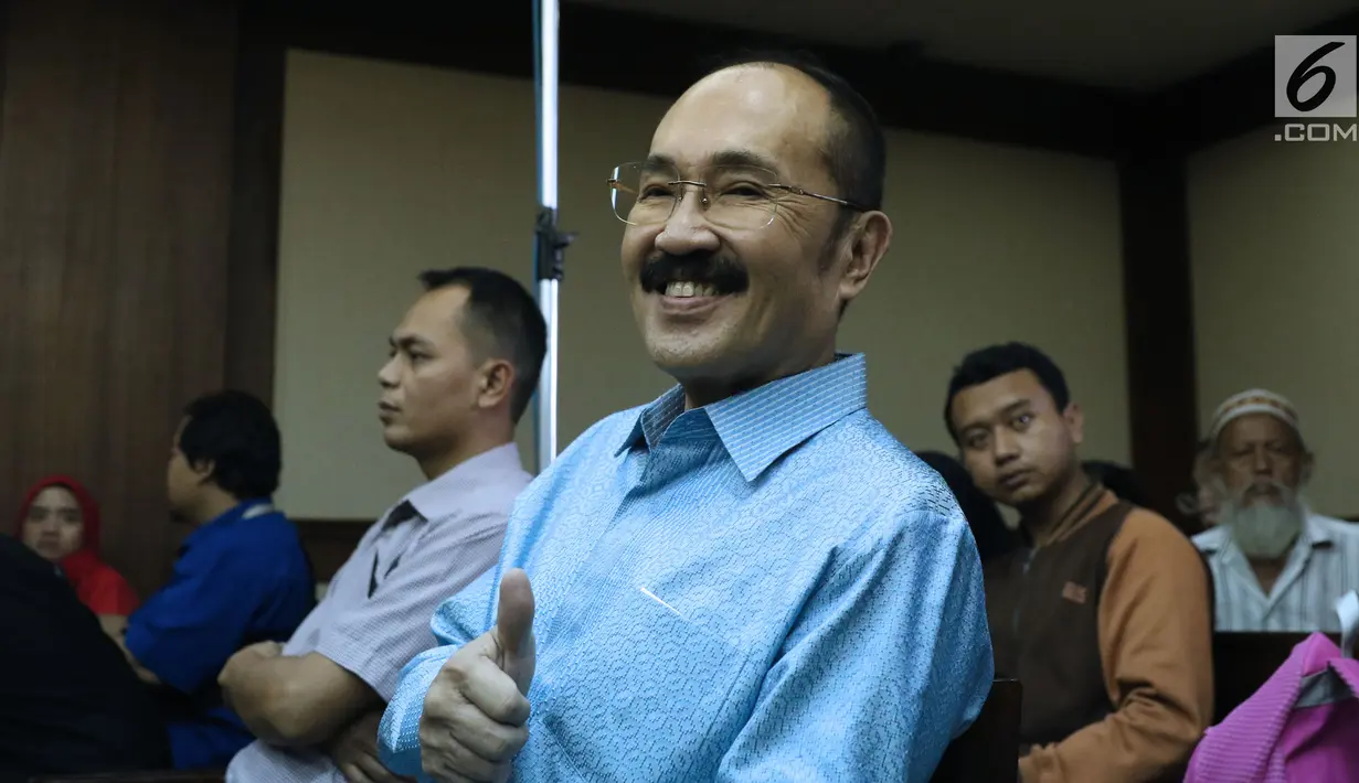 Terdakwa merintangi penyidikan KPK pada kasus korupsi e-KTP, Fredrich Yunadi jelang sidang pembacaan putusan di Pengadilan Tipikor, Jakarta, Kamis (28/6). Sebelumnya, Fredrich Yunadi dituntut hukuman 12 tahun penjara. (Liputan6.com/Helmi Fithriansyah)