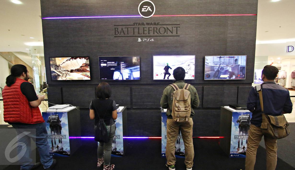 Pengunjung bermain game di wahana dunia petualangan intergalaksi 'Star Wars: The Force Awekens', Jakarta, (7/12). Acara ini diadakan dalam rangka menyambut film terbaru Star Wars serta mengisi Hari Natal dan Tahun Baru. (Liputan6.com/Immanuel Antonius)