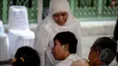 Mensos Khofifah Indar Parawansa saat pembagian Kartu Indonesia Sehat (KIS), Kartu Indonesia Pintar dan Kartu Keluarga Sejahtera (KKS) kepada masyarakat di Penjaringan, Jakarta, Rabu (13/5). (Liputan6.com/Faizal Fanani)