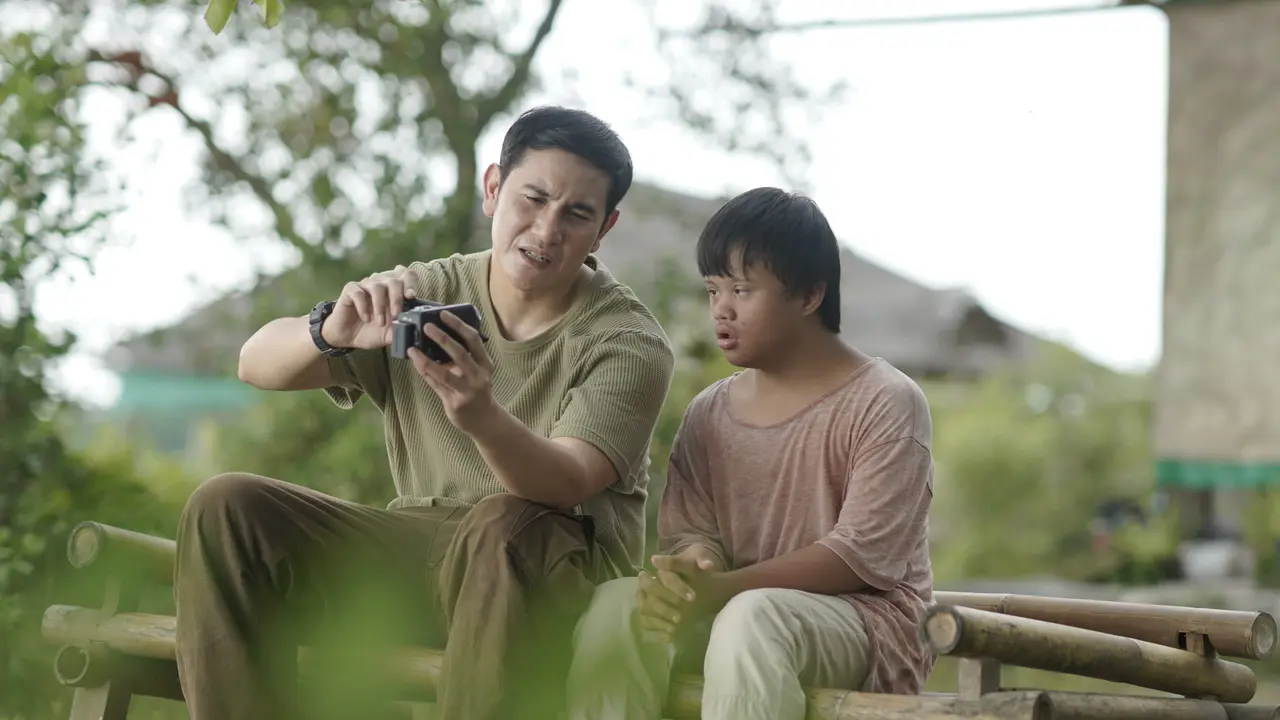 Vino G Bastian Tersentuh Sosok Anak Down Syndrom di Film Tanah Runtuh