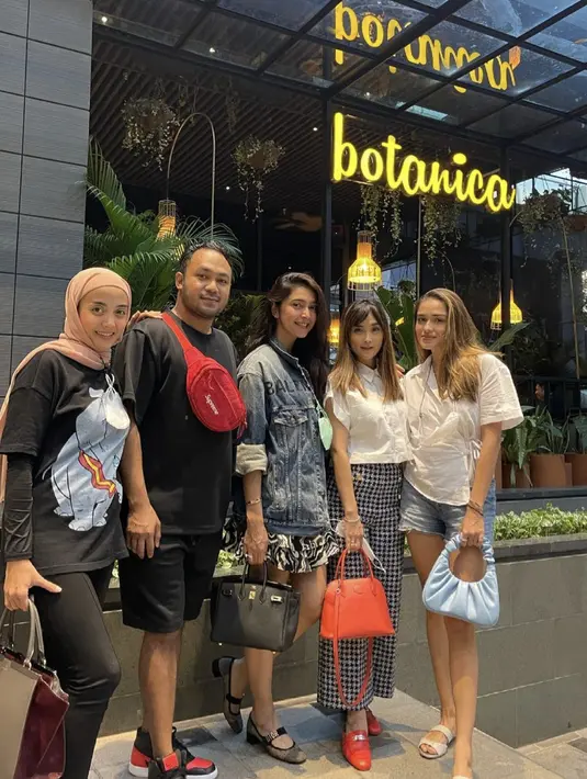 Di saat bergaya kasual, Yasmin dan Nabila juga mengandalkan denim untuk sempurnakan outfitnya.  [Foto: Instagram/ Nabila Syakieb]