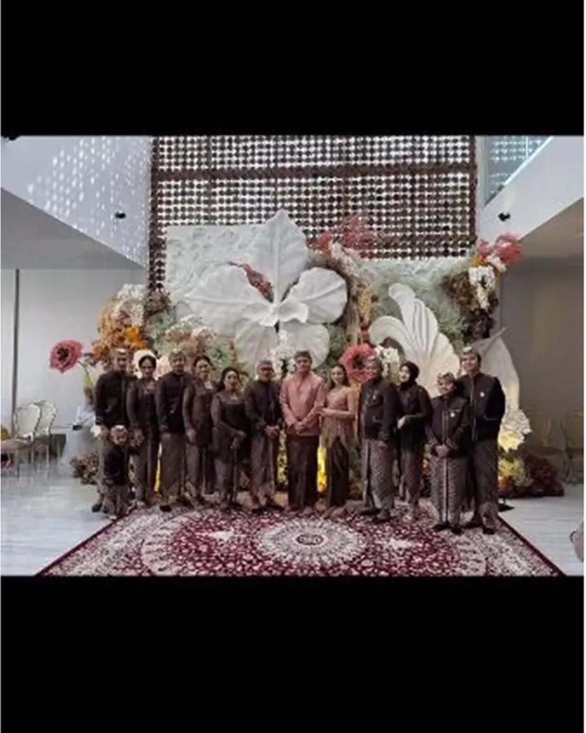 6 Potret Pengajian 7 Bulan Kehamilan Mahalini, Bumil Menawan Pakai Kebaya