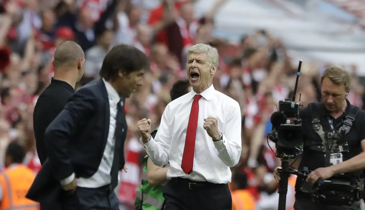 Arsene Wenger (tengah) meluapkan kegembiraannya usai laga Final Piala FA 2016-2017 di Stadion Wembley, London, Sabtu (27/5). Arsenal mengalahkan Chelsea 2-1 dalam laga final tersebut. (AP Photo)