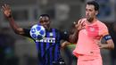 Gelandang Inter Milan, Kwadwo Asamoah, berebut bola dengan gelandang Barcelona, Sergio Busquets, pada laga Liga Champions di Stadion San Siro, Milan, Selasa (6/11). Kedua klub bermain imbang 1-1. (AFP/Marco Bertorello)
