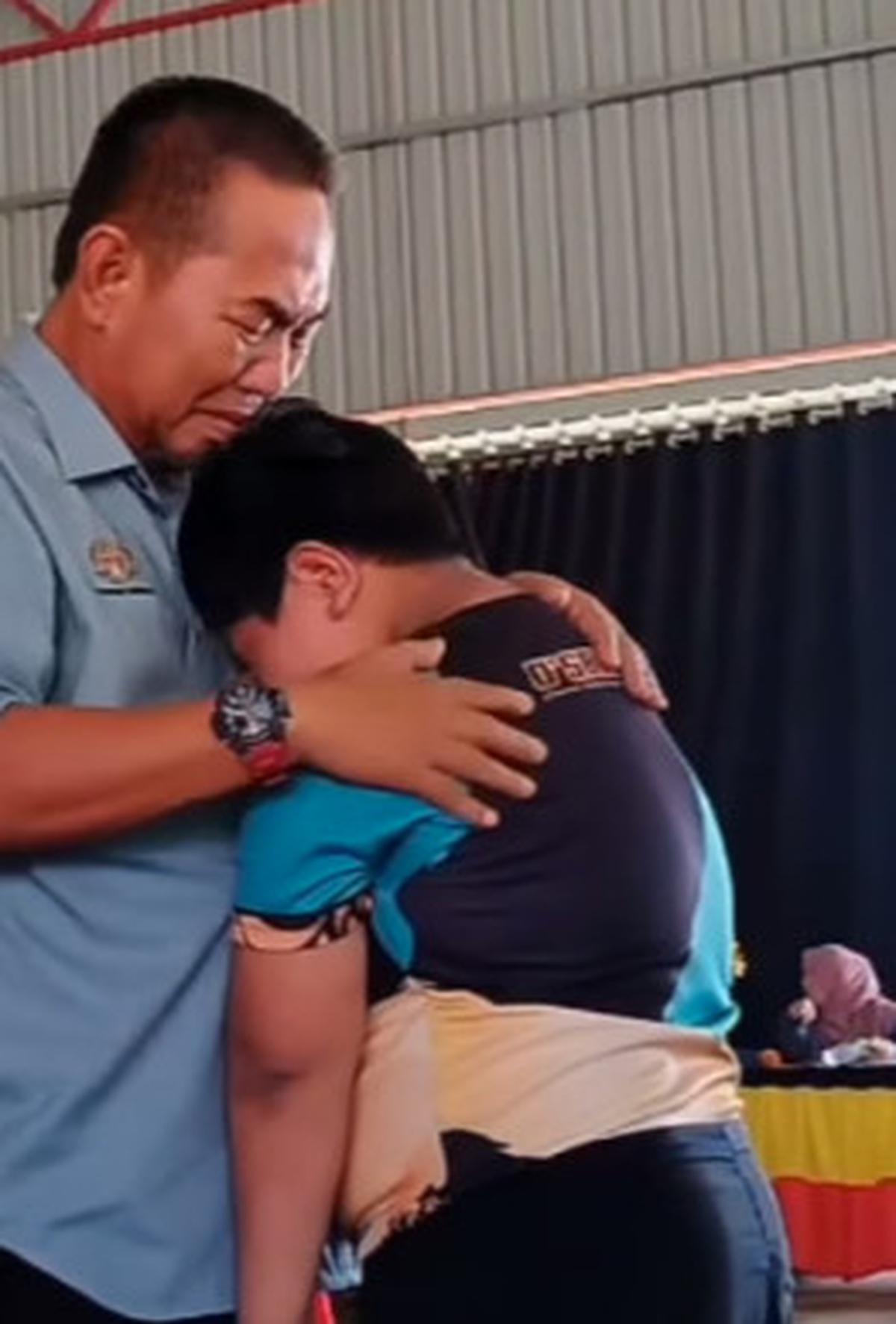 Momen Sedih Anak Yatim Perpisahan dengan Guru yang Selalu Perhatian