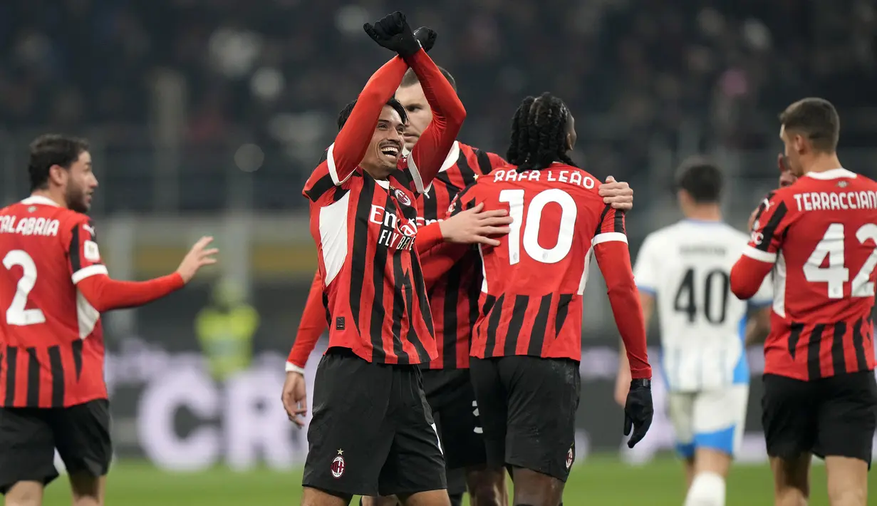 Pemain AC Milan, Tijjani Reijnders melakukan selebrasi setelah mencetak gol melalui tendangan jarak jauh ke gawang Sassuolo pada laga lanjutan Liga Italia 2024/2025 yang berlangsung di San Siro, Milan, Italia, Rabu (04/12/2024) dini hari WIB. (AP Photo/Luca Bruno)