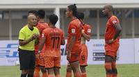 Para pemain Persiraja Banda Aceh melakukan protes kepada wasit saat melawan PSS Sleman dalam laga pekan kedua BRI Liga 1 2021/2022 di Stadion Madya, Jakarta, Sabtu (11/9/2021). (Foto: Bola.Com/M. Iqbal Ichsan)