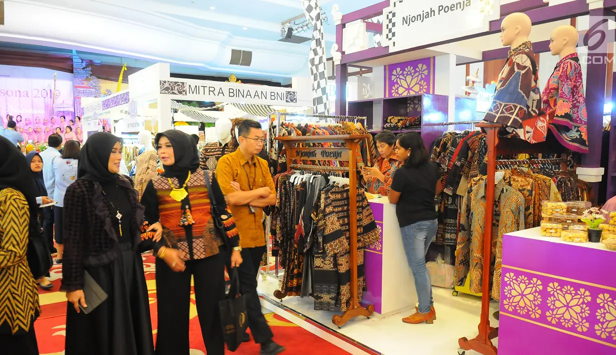 Pengunjung mengamati berbagai produk dalam pameran DhawaFest Pesona 2019 di Kementerian Keuangan, Jakarta, Rabu (8/5/2019). Acara pameran produk lokal nusantara tersebut diselenggarakan hingga 10 Mei 2019 mendatang. (Liputan6.com/Angga Yuniar)