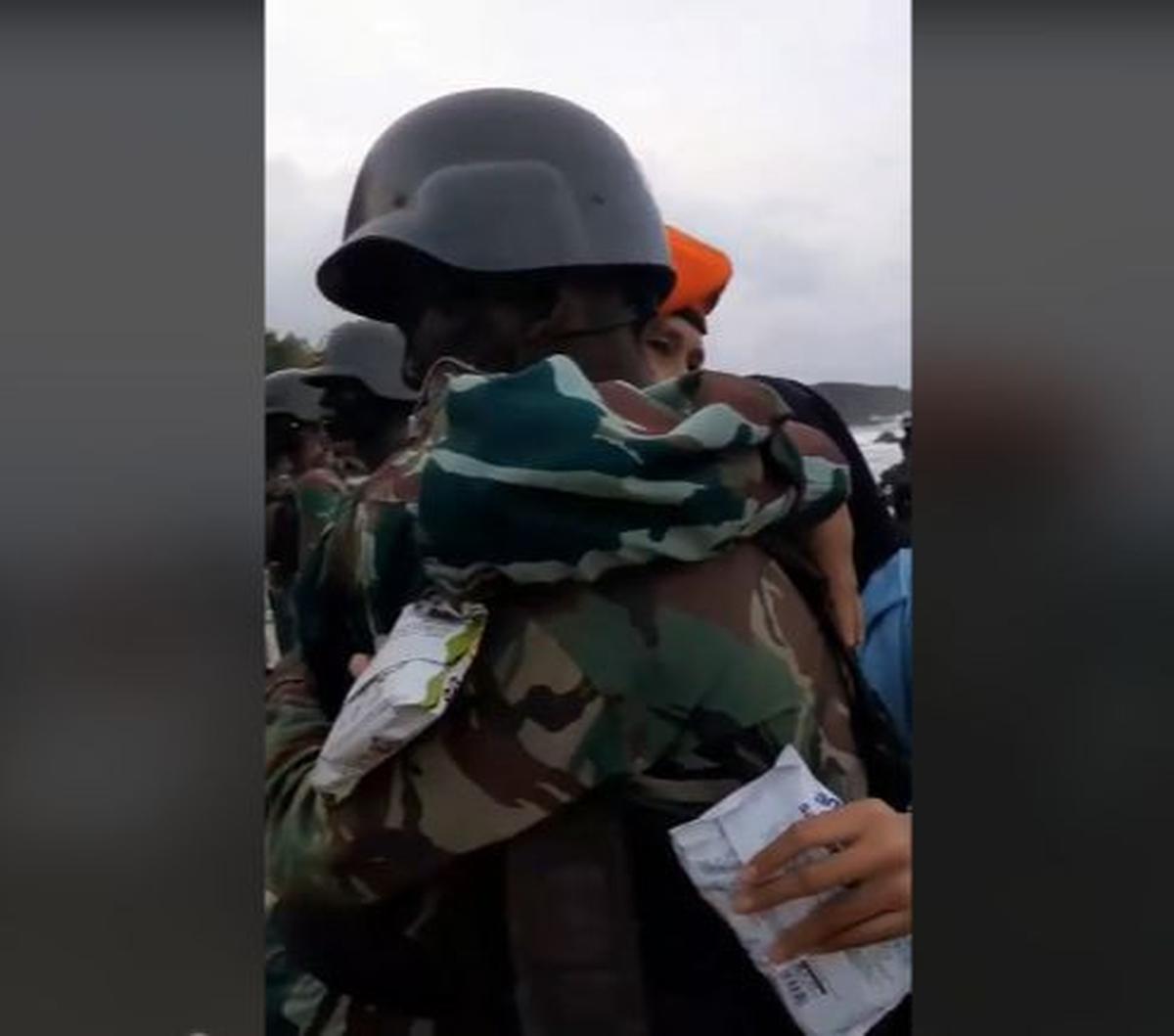 Video ayah Kopasgat memasangkan baret merah ke anaknya yang baru lulus pendidikan Kopassus ini sontak mencuri perhatian masyarakat luas. Berbagai komentar pun membanjiri unggahan tersebut. <br>