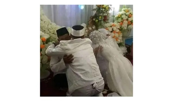 6 Momen Tak Terduga saat Sungkem Pas Nikahan Ini Bikin Tepuk Jidat (1cak)