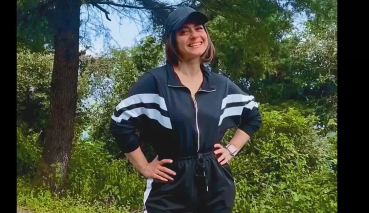 Untuk mengenang peran ikoniknya itu, Kajol pun kembali berdandan ala Anjali pada masa kuliah. Aktris 49 tahun itu tampil sporty dengan tracksuit hitam dan topi warna senada. Tidak hanya itu, ia juga memperlihatkan potongan rambut pendek khas Anjali. (Liputan6.com/IG/@kajol)