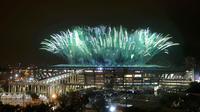 Pesta kembang api mengawali penutupan Olimpiade Rio 2016 di Stadion Maracana, Minggu (21/8). Upacara penutupan yang sedianya akan dimulai pada pukul 6.00 WIB masih terlihat sepi penonton dan away media. (REUTERS / Ricardo Moraes) 