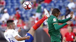Pemain Chile, Mauricio Isla menendang bola dan punggung pemain Bolivia, Yasmani Duk pada babak penyisihan grup Copa America Centenario 2016 di Stadion Gillette, Foxborough, AS, Sabtu (11/6/2016) WIB. (Mandatory Credit: Winslow Townson-USA TODAY Sports)