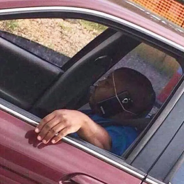 8 Potret Aksi Nyeleneh Orang saat Nyetir Mobil, Ada yang Multitasking