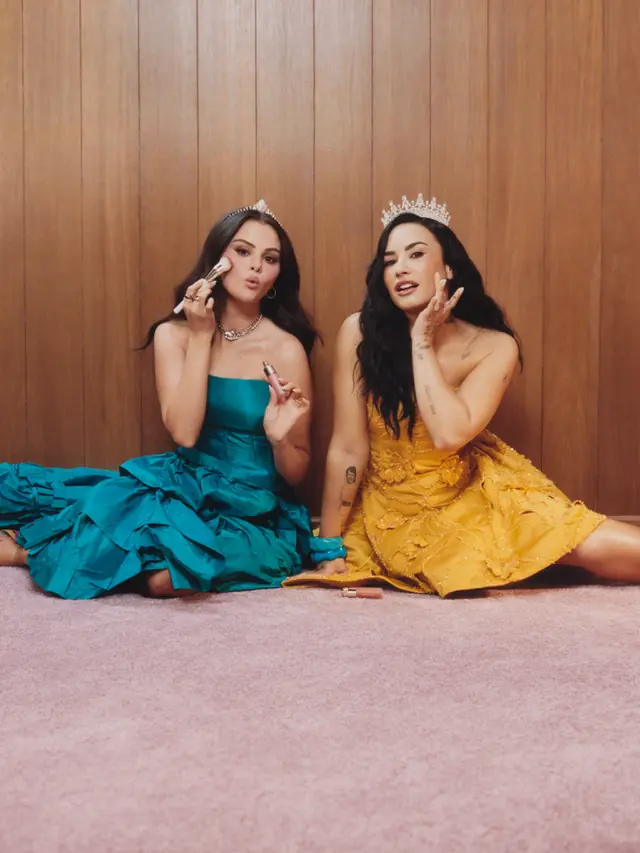 Delena Comeback, Selena Gomez Tampil Bak Little Princess dengan Tiara Rancangan Rinaldy A. Yunardi